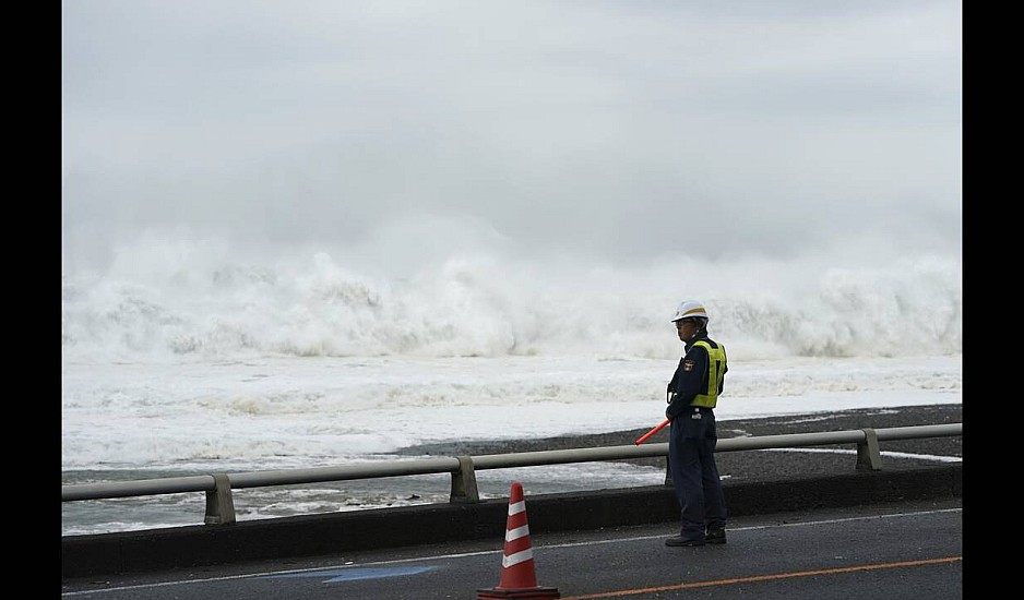 Ο τυφώνας Χαγκίμπις σφυροκοπά την Ιαπωνία. Δύο νεκροί. Εικόνες αποκάλυψεις