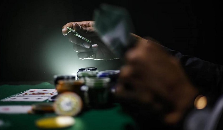 Αστυνομικοί πήγαν σε παράνομο καζίνο με το υπηρεσιακό όχημα και έπαιζαν χαρτιά εν ώρα υπηρεσίας