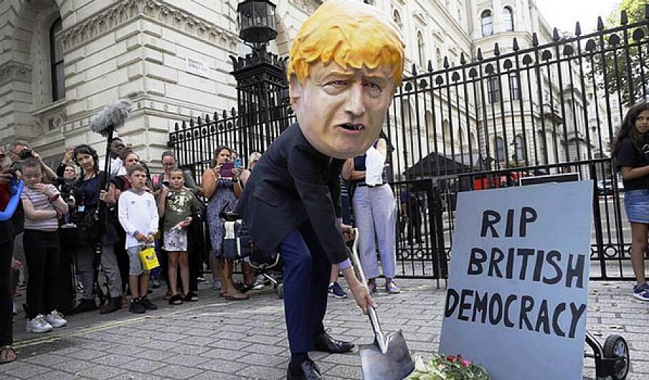 Βράζει η Βρετανία από την απόφαση Τζόνσον για αναστολή λειτουργίας του Κοινοβουλίου