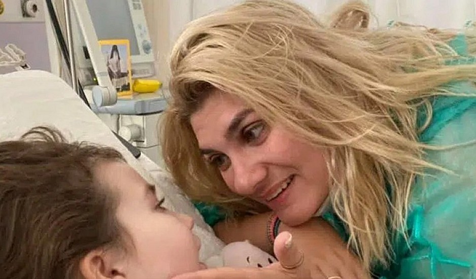 Πάτρα: Η στιγμή που η Ρούλα βγάζει video τις κρίσεις της Τζωρτζίνας μέσα στο νοσοκομείο