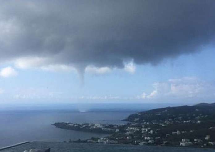 Κακοκαιρία: Εντυπωσιακός υδροστρόβιλος στη Σύρο