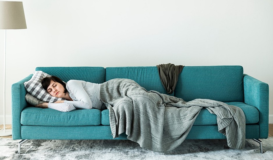 Σας παίρνει ο ύπνος στον καναπέ; Τρεις λόγοι που πρέπει να το κόψετε
