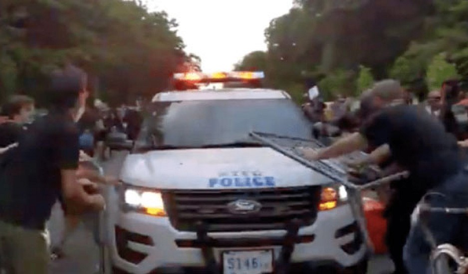 Απίστευτα βίντεο από τις ΗΠΑ με περιστατικά αστυνομικής αυθαιρεσίας κατά διαδηλωτών