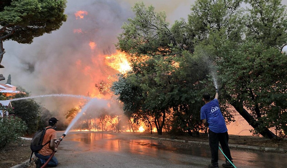 Φωτιά στην Βαρυμπόμπη: Ανεξέλεγκτη η πυρκαγιά – Μάχη με τον χρόνο δίνουν οι πυροσβέστες