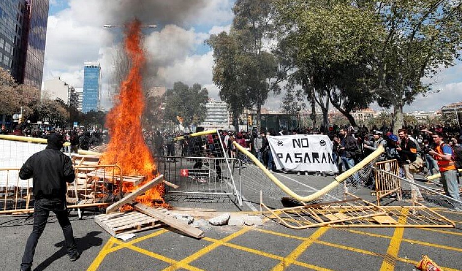 Βαρκελώνη: Αιματηρές διαδηλώσεις με 180 τραυματίες