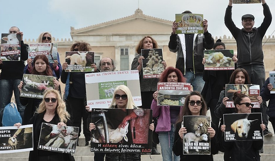 Συγκέντρωση vegan στην πλατεία Συντάγματος: Να σταματήσει το σούβλισμα του αρνιού