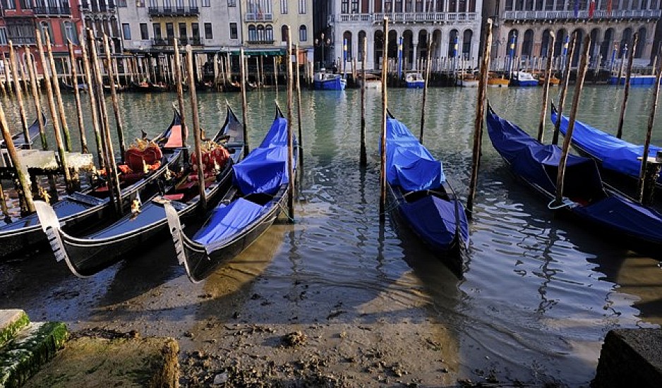 Στέρεψαν τα κανάλια της Βενετίας – Γόνδολες έχουν αράξει στο βυθό