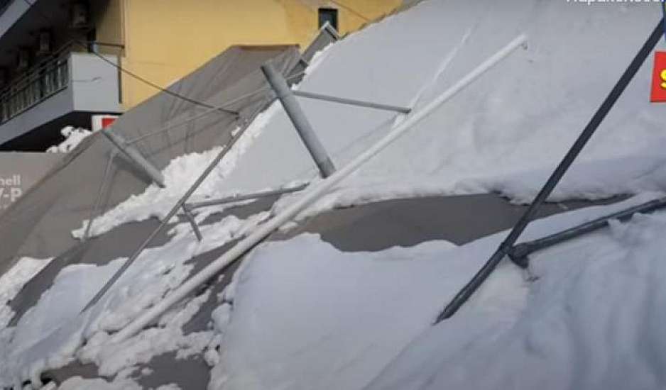 Χαϊδάρι: Βενζινάδικο κατέρρευσε από το βάρος του χιονιού
