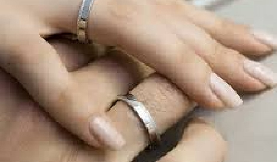 Το ζευγάρι της χρονιάς είναι στην Κρήτη: Πήγαν στον γάμο χωρίς τις βέρες