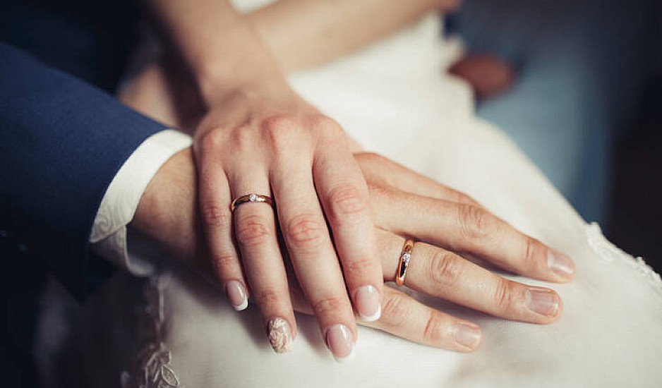 Γάμος: Γιατί φοράμε βέρα στο δεξί και όχι στο αριστερό