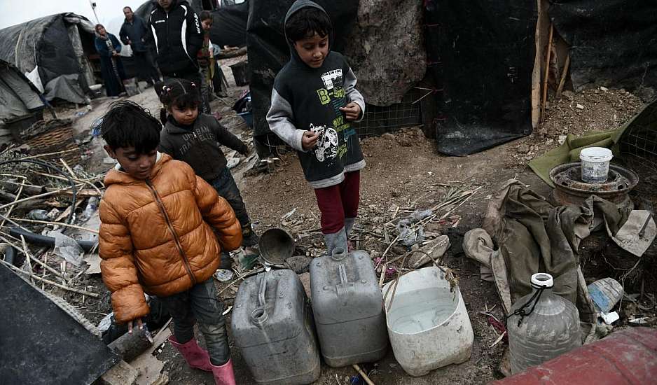 Χίος: Mπλόκο κατοίκων  στερεί νερό και τρόφιμα στο στρατόπεδο προσφύγων ΒΙΑΛ