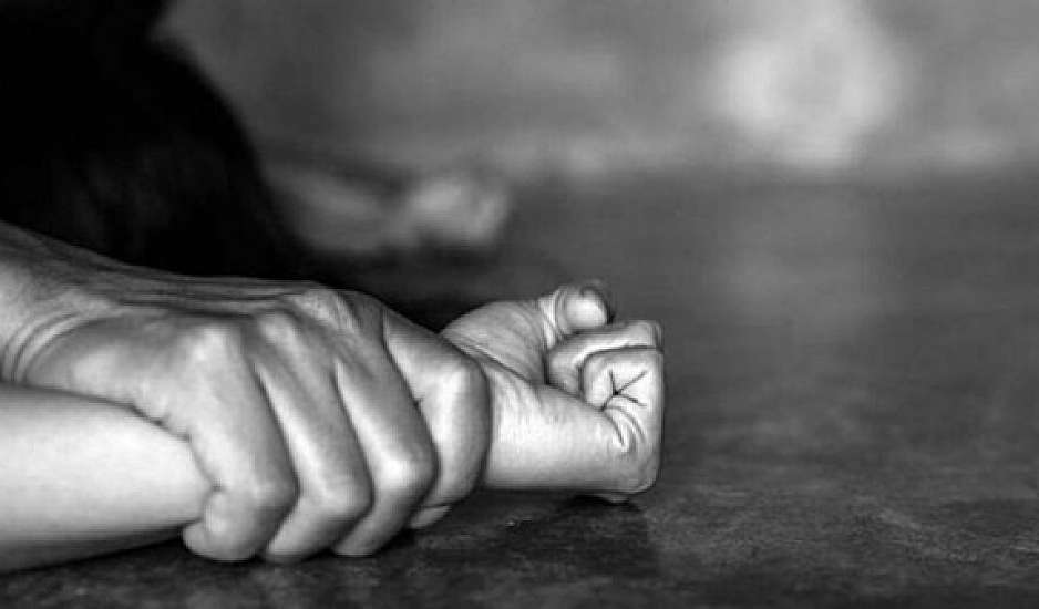 Παρίσι: Θύμα ομαδικού βιασμού ζήτησε βοήθεια και ένας απο τους δράστες τη χτύπησε φιλικά στον ώμο