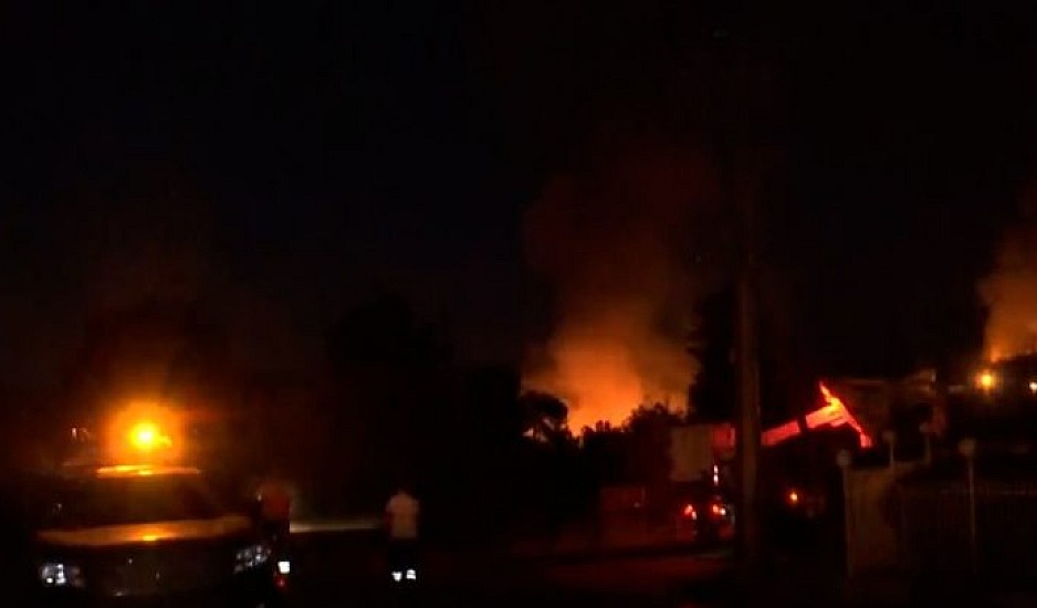Ανεξέλεγκτη η φωτιά στα Βίλια. Εντολή εκκένωσης σε άλλους 4 οικισμούς