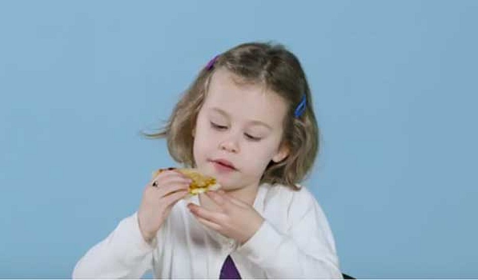 Παιδάκια δοκιμάζουν για πρώτη φορά ελληνικό φαγητό! Βιντεο
