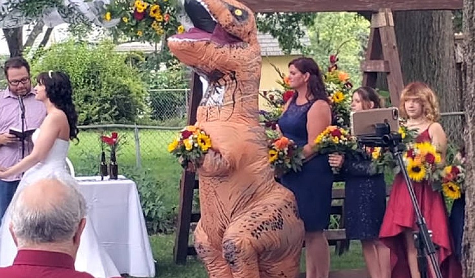 Παράνυμφος σε γάμο εμφανίστηκε ντυμένη δεινόσαυρος