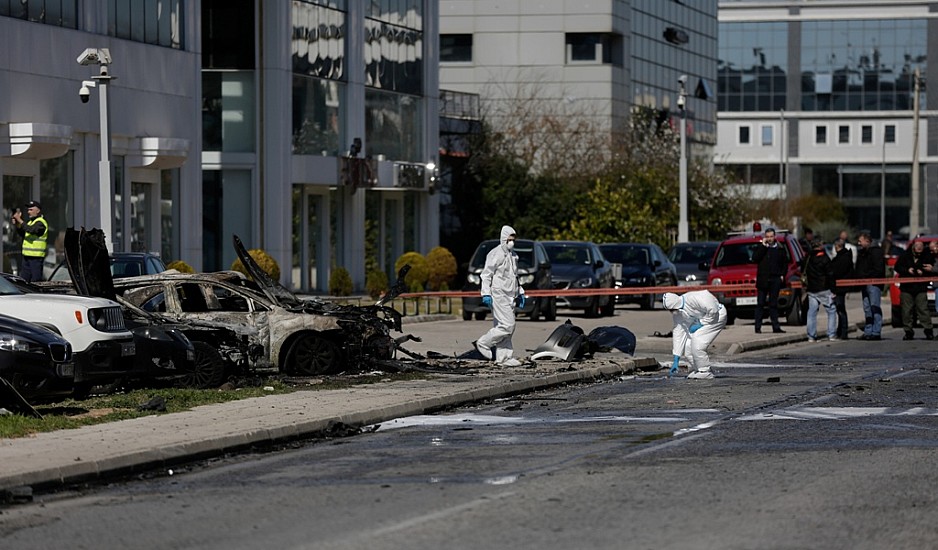 Λ. Βουλιαγμένης: Ισχυρή έκρηξη σε παγιδευμένο αυτοκίνητο με έναν τραυματία