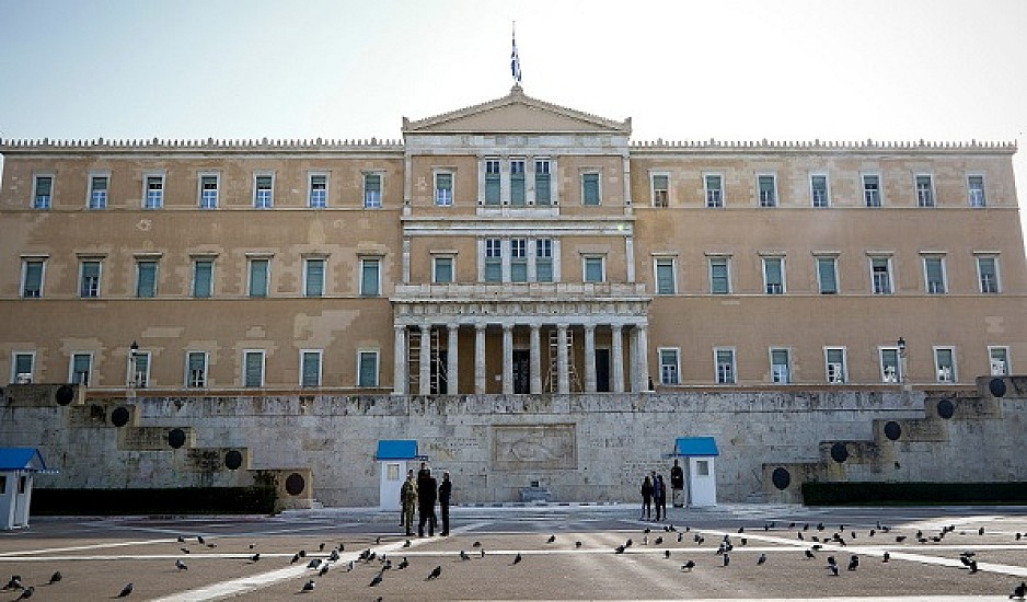Στα χρώματα του ουράνιου τόξου η Βουλή για το Athens Pride 2019