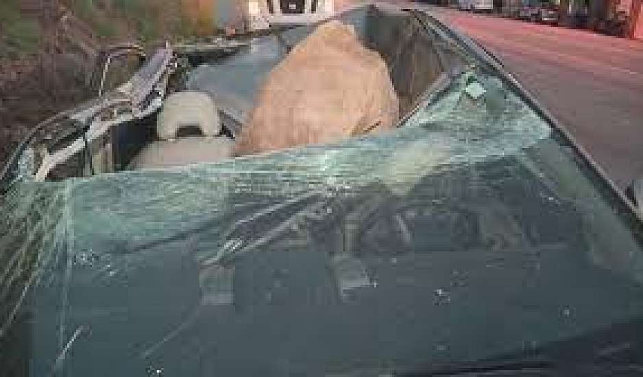 Μαλιμπού: Βράχος έπεσε πάνω σε αυτοκίνητο - Τηλεφώνημα έσωσε τον οδηγό