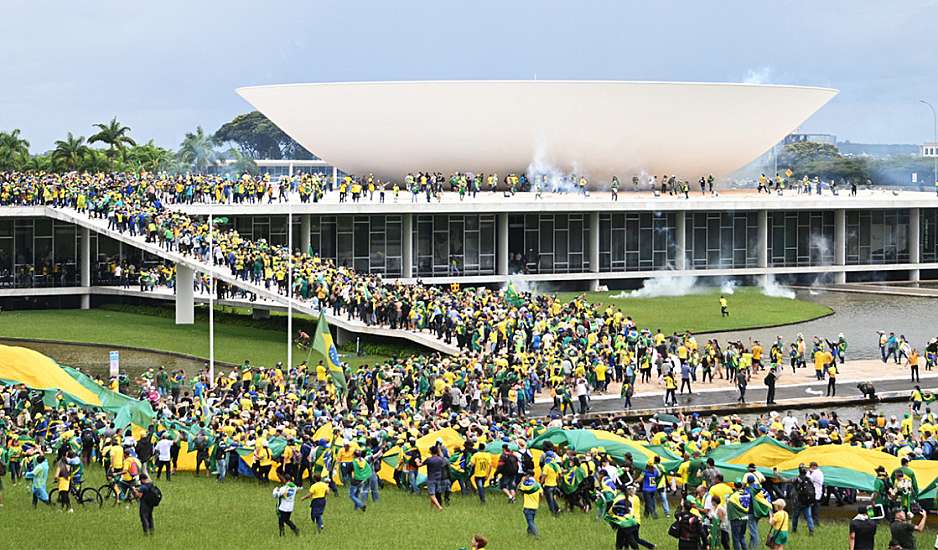 Χάος στη Βραζιλία: Υποστηρικτές του Μπολσονάρο εισέβαλαν σε κυβερνητικά κτήρια