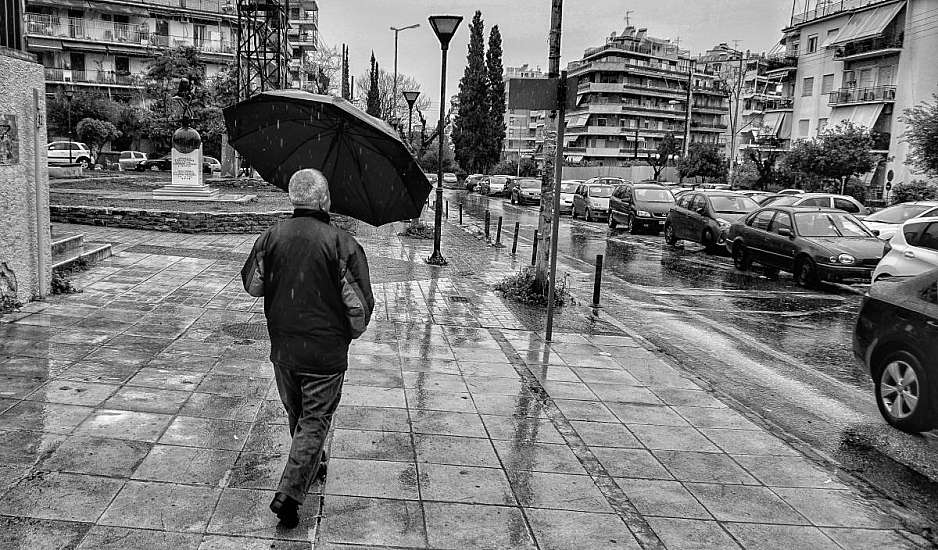 Βροχή διαρκείας στην Αθήνα, πλημμύρισαν δρόμο στο Μαρούσι