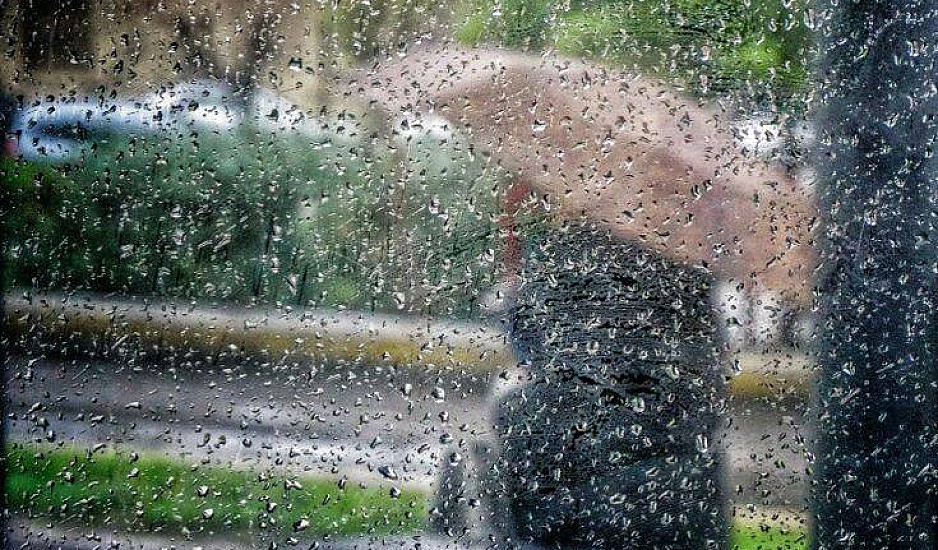 5 λόγοι που η βροχή κάνει καλό στην υγεία μας και μας βοηθάει να κάψουμε θερμίδες