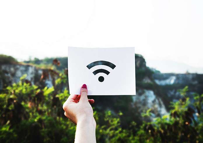 Διακοπές χωρίς WiFi; Δείτε πώς θα έχετε ίντερνετ παντού με μια κεραία σήματος - Πώς να τη φτιάξετε