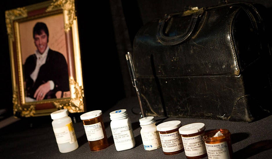 Ο Ελληνοαμερικανός γιατρός που σε λίγους μήνες συνταγογράφησε 19.000 χάπια στον Έλβις Πρίσλεϊ