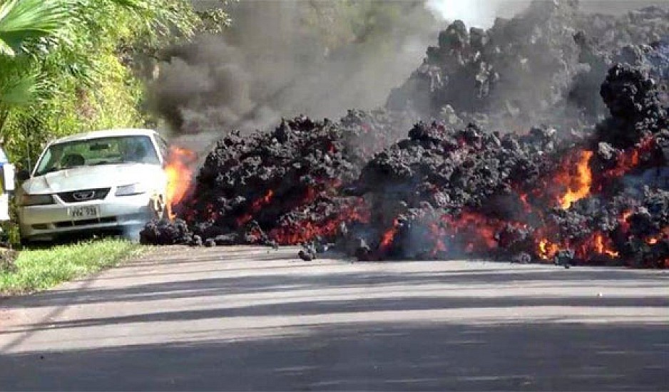 Χαβάη:  Η στιγμή που η λάβα καταπίνει αυτοκίνητο. Σοκάρουν οι εικόνες