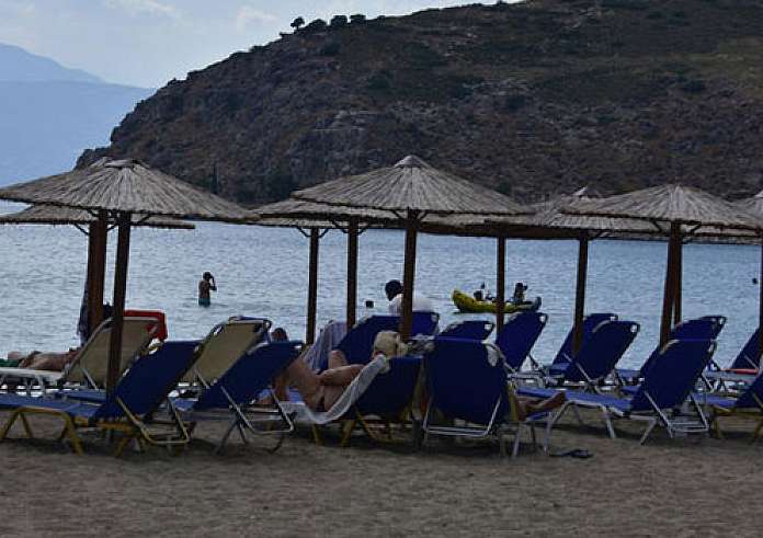 Κίνημα της πετσέτας: Εντόπισαν άλλες 413 παραβάσεις στις παραλίες σε μόλις τέσσερις ημέρες
