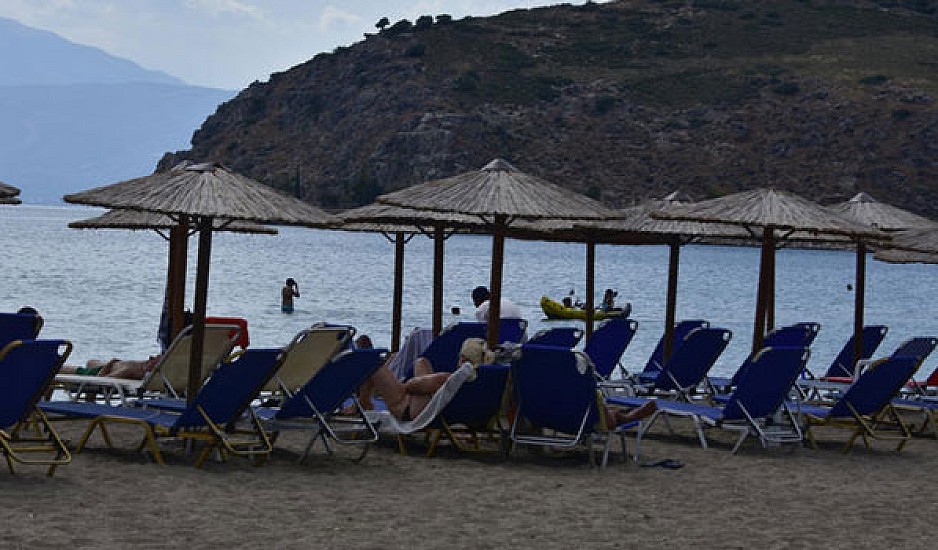 Φωτιά και λαύρα οι τιμές της ξαπλώστρας τον Αύγουστο στην Ελλάδα