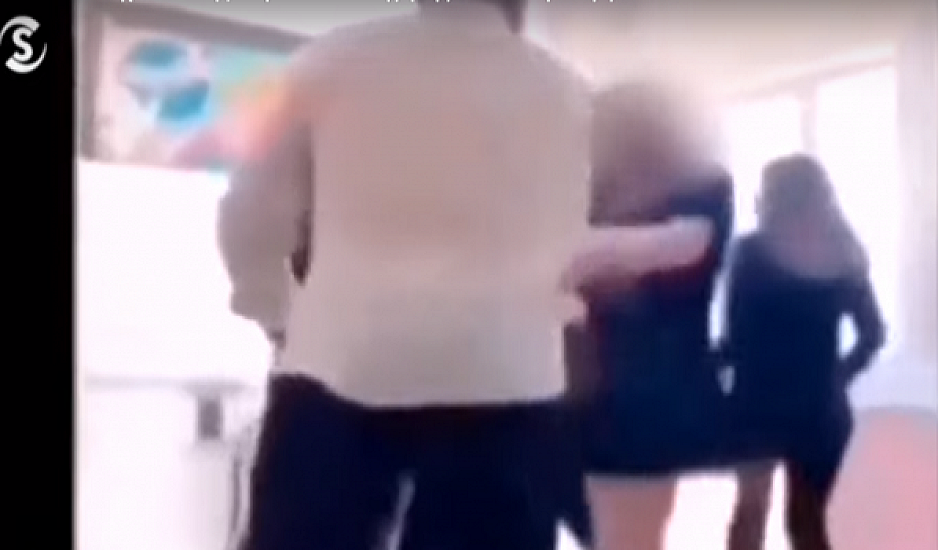 Κύπρο:  Καθηγητής χαστουκίζει μαθήτρια και σε σχολείο - Σοκάρει το βίντεο