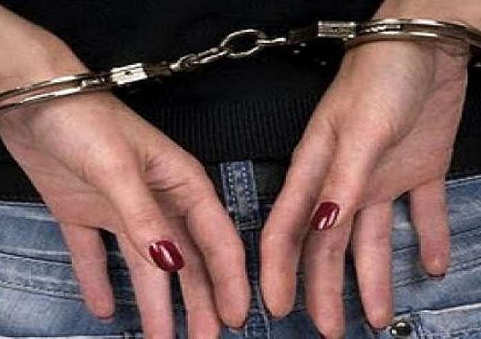 Λαμία: 48χρονη συνελήφθη για απάτη, εκβιασμό και πλαστογραφία - «Έφαγε» 50.000 ευρώ από τον φίλο της