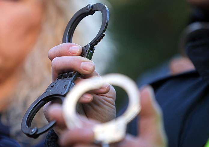 Χρυσές δουλειές έκαναν οι επίορκοι υπάλληλοι σε Κτηματολογικά Γραφεία της Αθήνας – 9 συλλήψεις