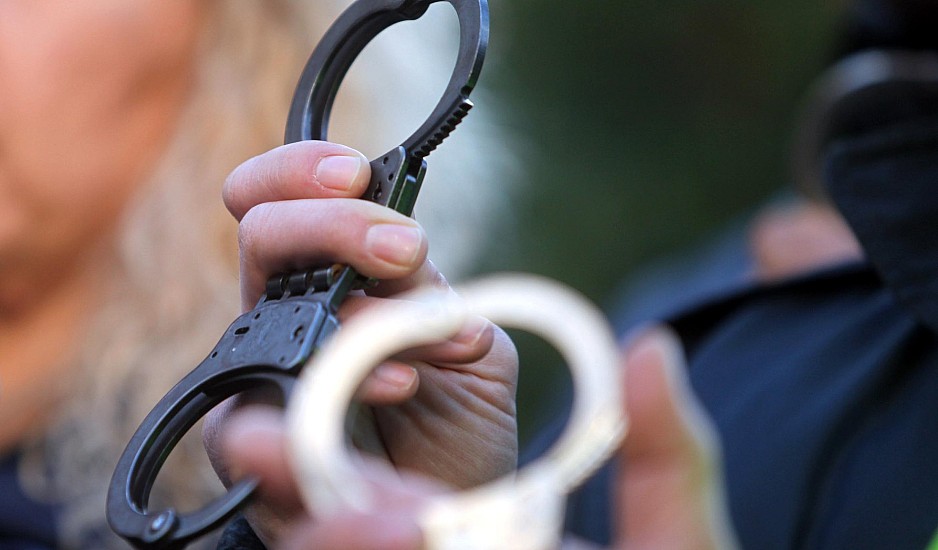Σοκ στην Πάτρα: Συνέλαβαν 51χρονο για σχέσεις με 14χρονη – Πώς έφτασαν στη σύλληψη οι αστυνομικοί