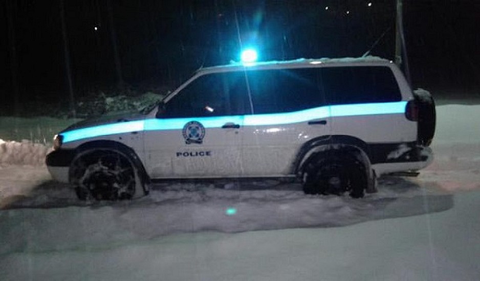 Αστυνομικοί έσωσαν χειριστή εκχιονιστικού που είχε λιποθυμήσει την ώρα της χιονοθύελλας