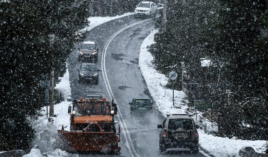 Χιονίζει στην Αθήνα, το έστρωσε στα βόρεια προάστια – Έκλεισε για τα φορτηγά η Αθηνών – Λαμίας