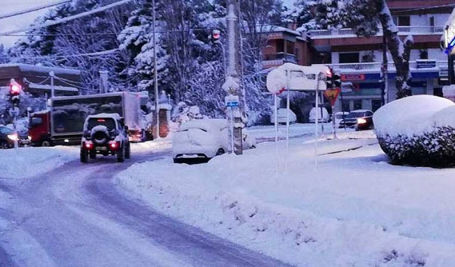 Χιονίζει στα βόρεια και τα ορεινά της Αττικής - Απαγόρευση της κίνησης φορτηγών