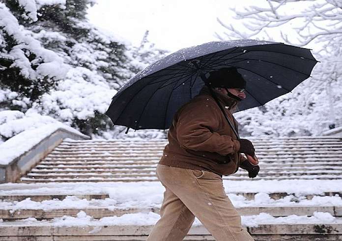 Νέο έκτακτο δελτίο καιρού – Κρύο και χιόνια τη Δευτέρα και την Τρίτη στην Αττική