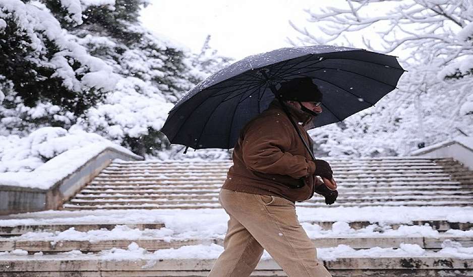 Νέο έκτακτο δελτίο καιρού – Κρύο και χιόνια τη Δευτέρα και την Τρίτη στην Αττική