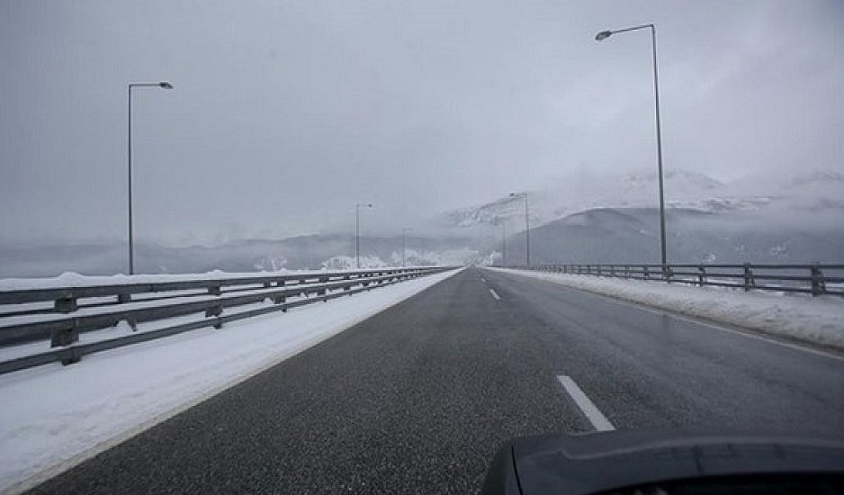 Διακόπηκε η κυκλοφορία λόγω χιονόπτωσης στον Υμηττό και την περιφερειακή Πεντέλης