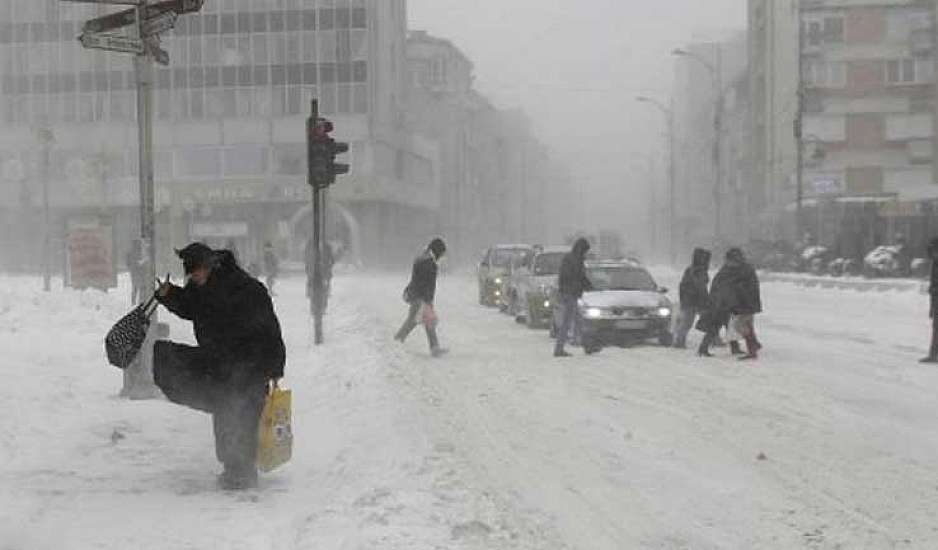 Λάρισα: Παγετός και χιόνια στα ορεινά - Αγώνας για να μην κλείσουν δρόμοι