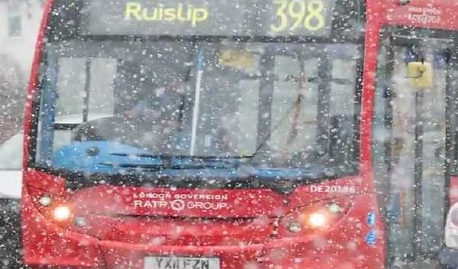 Σφοδρή χιονόπτωση στο Λονδίνο. Ματαιώθηκαν 115 πτήσεις
