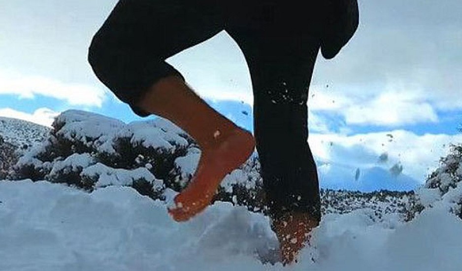 Μαραθωνοδρόμος έτρεξε ξυπόλυτος στον χιονισμένο Ψηλορείτη. Βίντεο