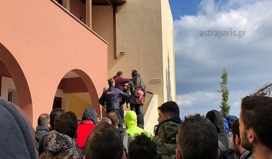 Χίος: Κάτοικοι εισέβαλαν σε ξενοδοχείο και ξυλοκόπησαν άνδρες των ΜΑΤ - Τραυματίες