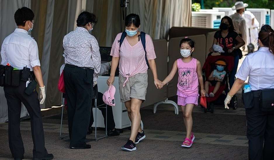 Το Χονγκ Κονγκ ενισχύει εκ νέου τα μέτρα κοινωνικής αποστασιοποίησης