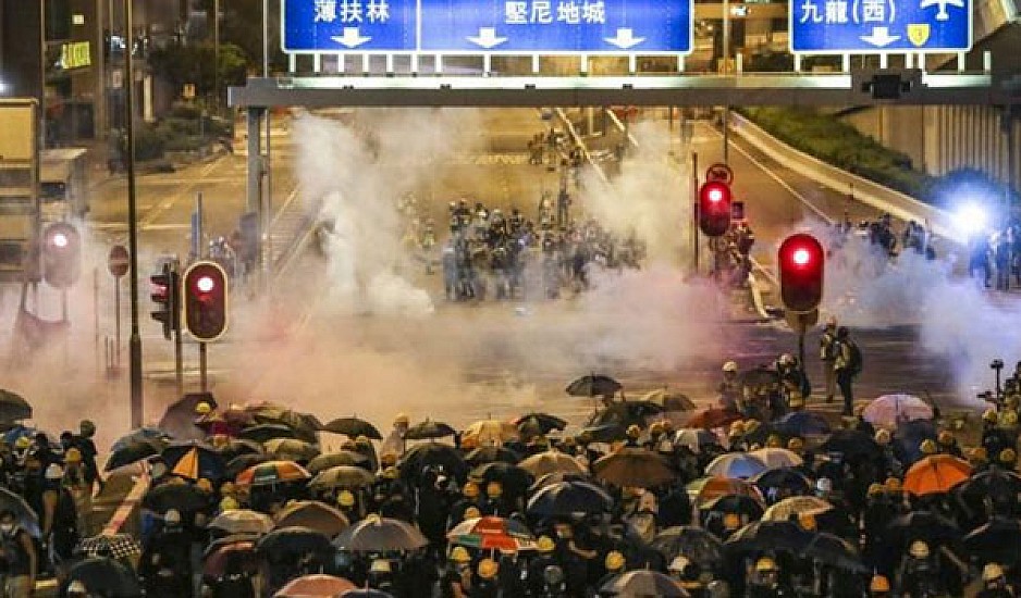 Χονγκ Κονγκ: Η αστυνομία διάλυσε με δακρυγόνα αντικυβερνητική διαδήλωση