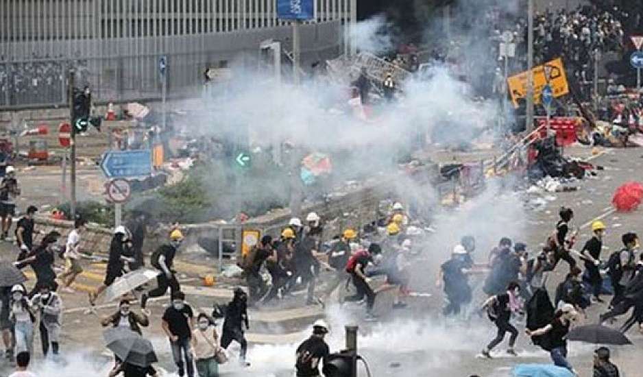 Χονγκ Κονγκ: Δακρυγόνα και βόμβες μολότοφ σε αντικυβερνητική διαδήλωση