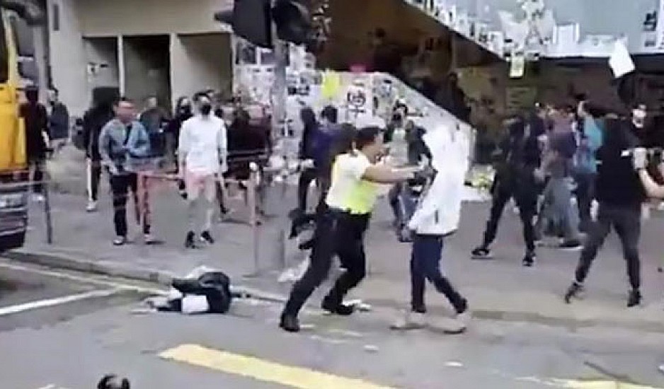 Αστυνομικός πυροβολεί εξ επαφής διαδηλωτή στο Χονγκ Κονγκ. Σκληρές εικόνες