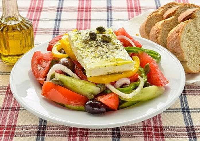 Χωριάτικη σαλάτα με ψωμί: Πόσες θερμίδες έχει