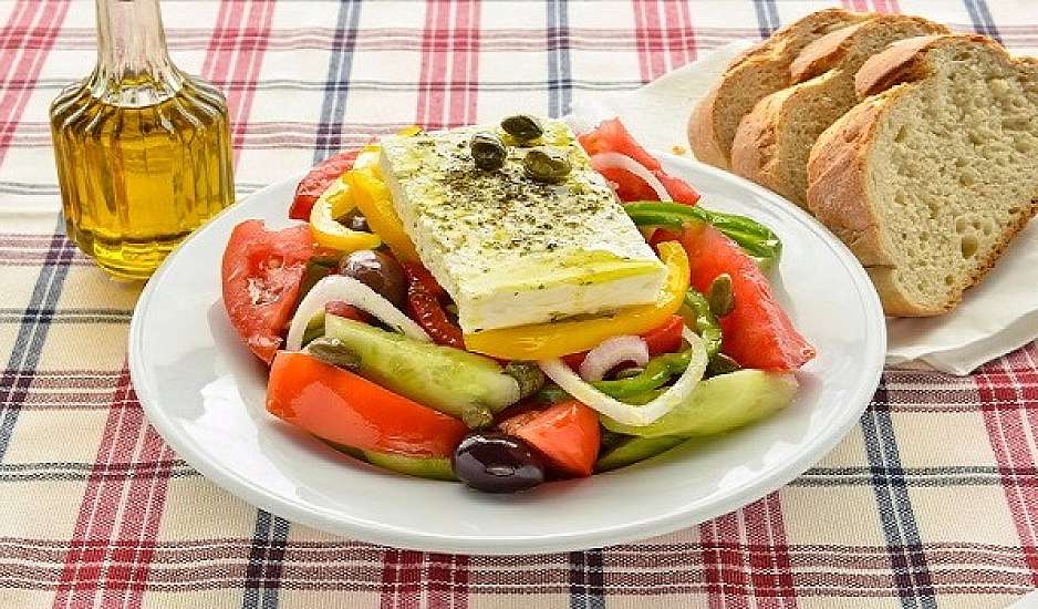 Χωριάτικη σαλάτα με ψωμί: Πόσες θερμίδες έχει